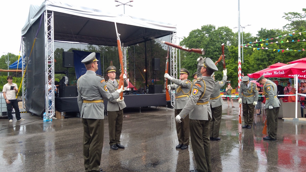 P=odium spolu so strechou na vonkajšej akcii. Open air event.